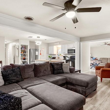 Cozy 3 Bedroom With Hot Tub 2 Min Away From Lackland Сан Антонио Екстериор снимка