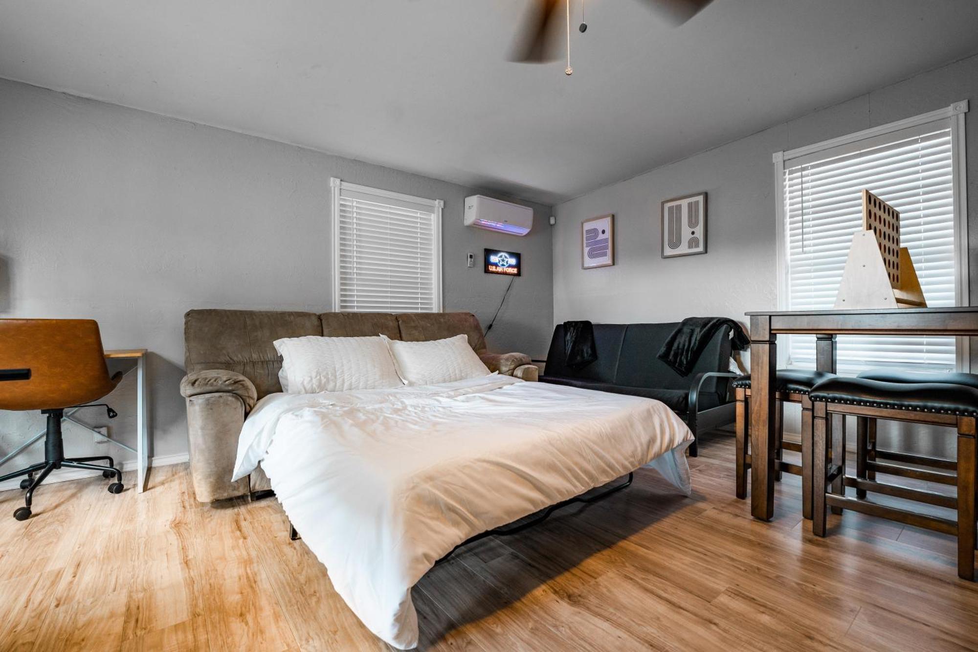 Cozy 3 Bedroom With Hot Tub 2 Min Away From Lackland Сан Антонио Екстериор снимка
