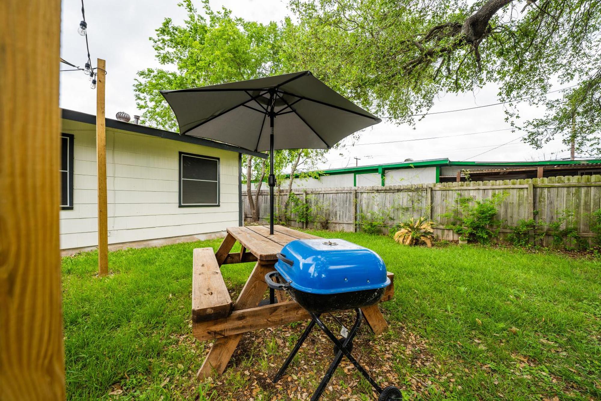 Cozy 3 Bedroom With Hot Tub 2 Min Away From Lackland Сан Антонио Екстериор снимка